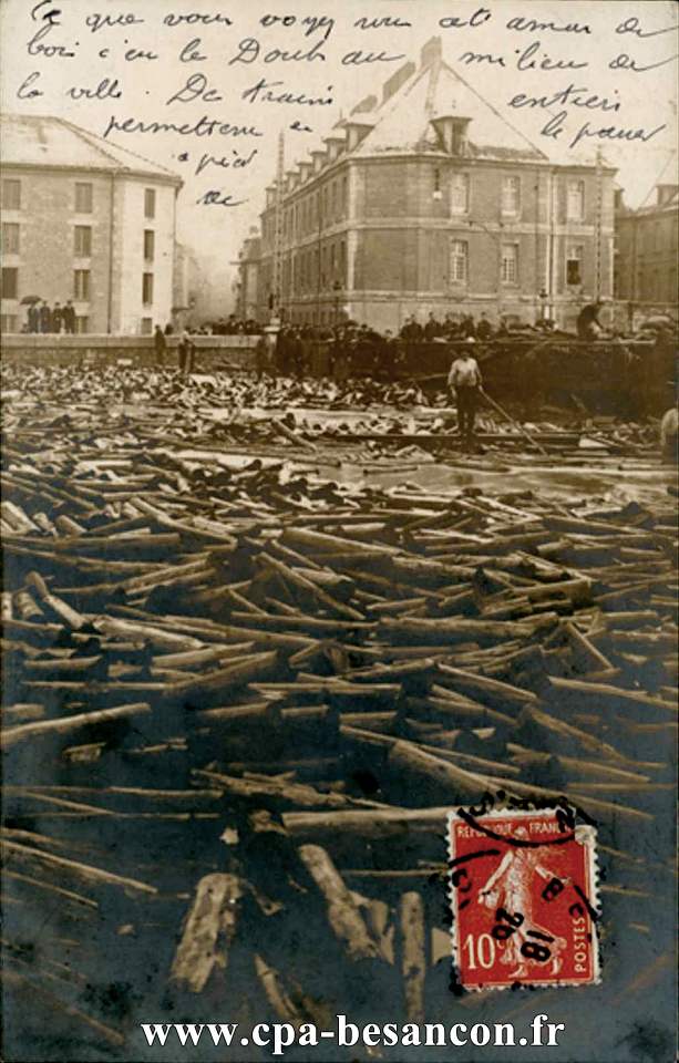 BESANÇON - Inondations de Janvier 1910 - Pont de la République. Amoncellement des bois sur le Canal